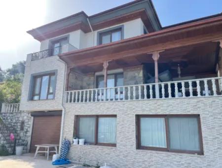 Akçapınar'da Deniz Manzaralı Satılık 6+1 Villa